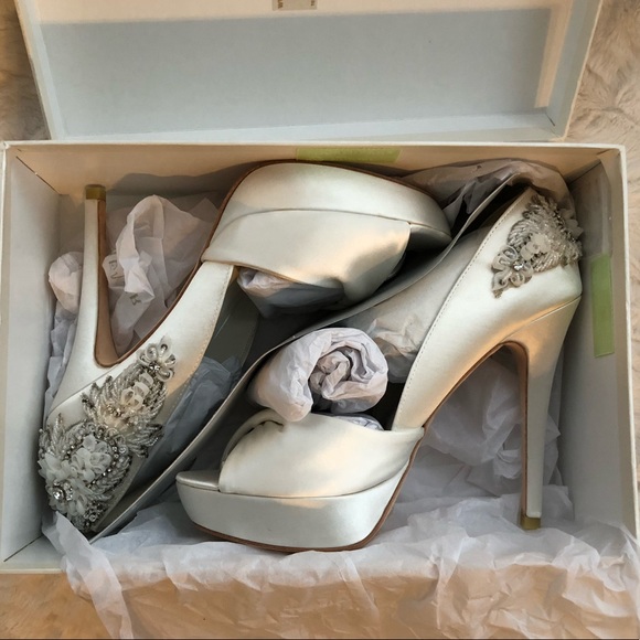 Menbur Narke White Satin Appliqué Peeptoe Pumps - Picture 6 of 8